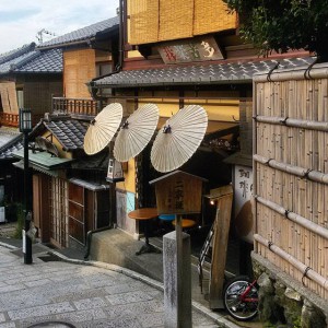 Kyoto, tra negozietti e ombrellini