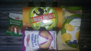 Come il galateo insegna, non ci si presenta mai dal padrone di casa a mani vuote, dunque sono passata da Eurospin a comprare beni di prima necessità: birre Best Brau, patatine gastrofighette al rosmarino e cornetti di mais a marchio "Mambo Kids" - che ho preso per l'assonanza con "Nembo Kid" - e per finire delle mandorle sgusciate, non confidando in una svolta salutista ma semplicemente perché adoro il loro brand: MISTER SIBAMBA.